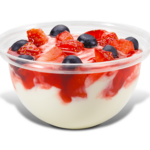 Yogur griego natural con fruta fresca de temporada